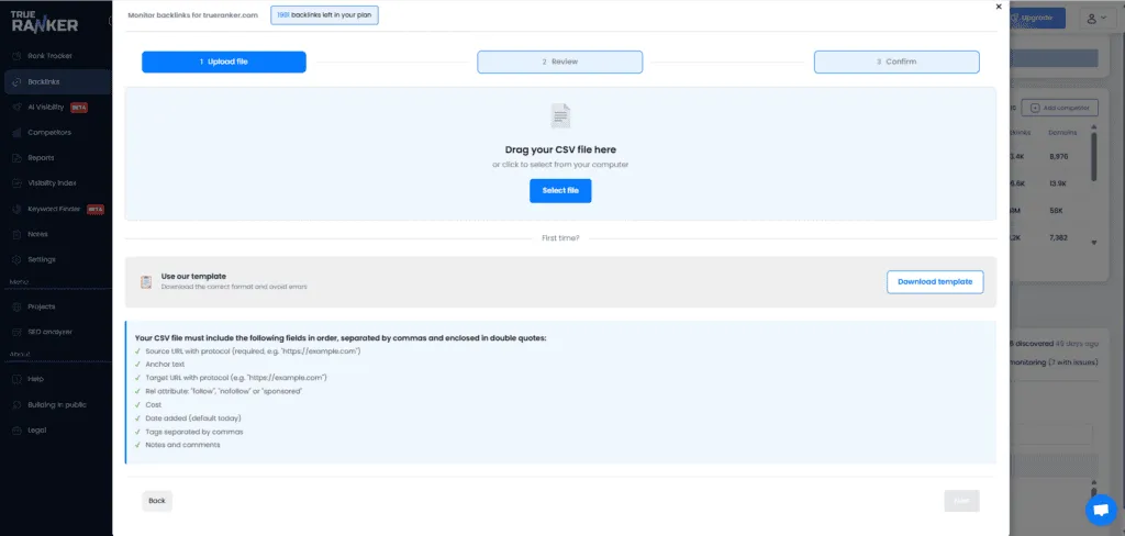 Paso de subida CSV de Monitor backlinks con arrastrar archivo, Download template y campos requeridos.
