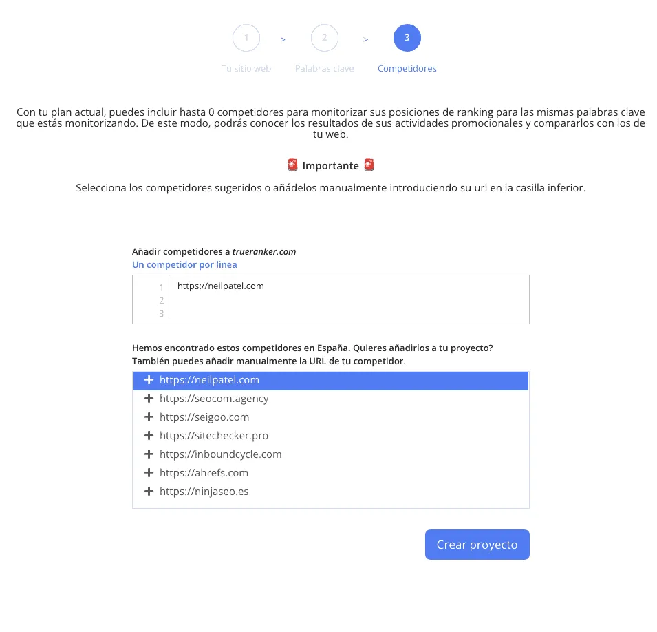 Paso 3 del asistente: el cuadro de competidores con una URL escrita, la lista de competidores sugeridos por TrueRanker debajo y el botón Crear proyecto.