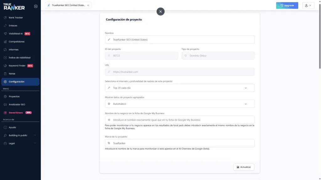 Panel Configuración de proyecto con nombre, ID, tipo Dominio Único, URL, intervalo Top 20 cada día, campo de Google My Business y marca TrueRanker, más el botón Actualizar.