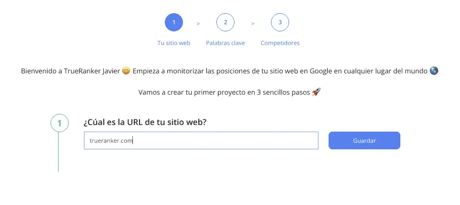 Paso 1 del asistente de TrueRanker: el campo «¿Cuál es la URL de tu sitio web?» con trueranker.com escrito y el botón Guardar al lado.